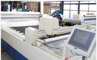 自動裁断機（島精機）